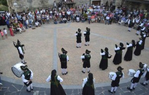 Banda de gaitas de As Portelas, de la Alta Sanabria, en la plaza de Lubián. Foto A. S.