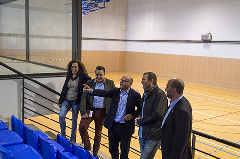 Manuel Baltar visitando instalaciones deportivas en Celanova