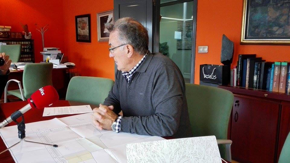 Alfredo García, Alcalde de O Barco, explicando las obras a realizar