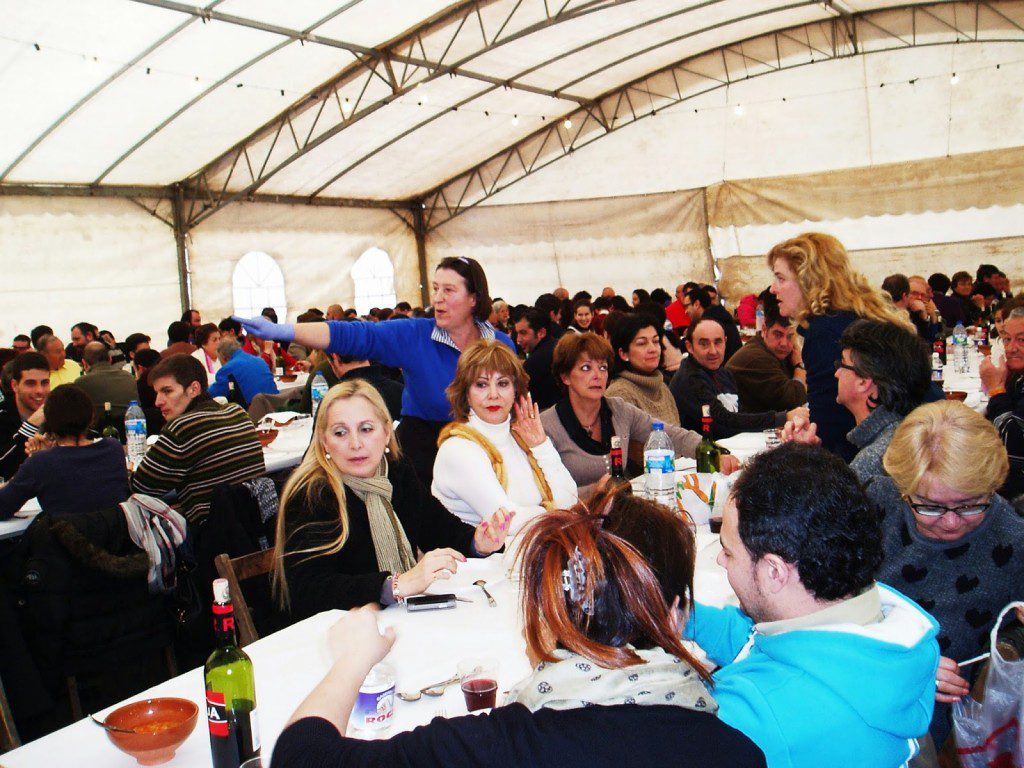 Los comensales durante la celebración gastronómica en A Rúa Vella