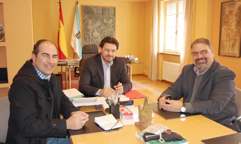 El secretario general de la Emigración, Antonio Rodríguez Miranda, recibió al presidente y secretario del Clúster del Turismo de Galicia, Francisco González López y Cesáreo Pardal