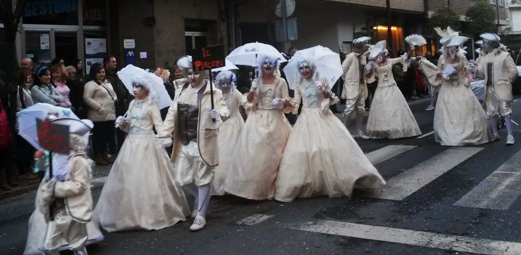 damas desfile o barco
