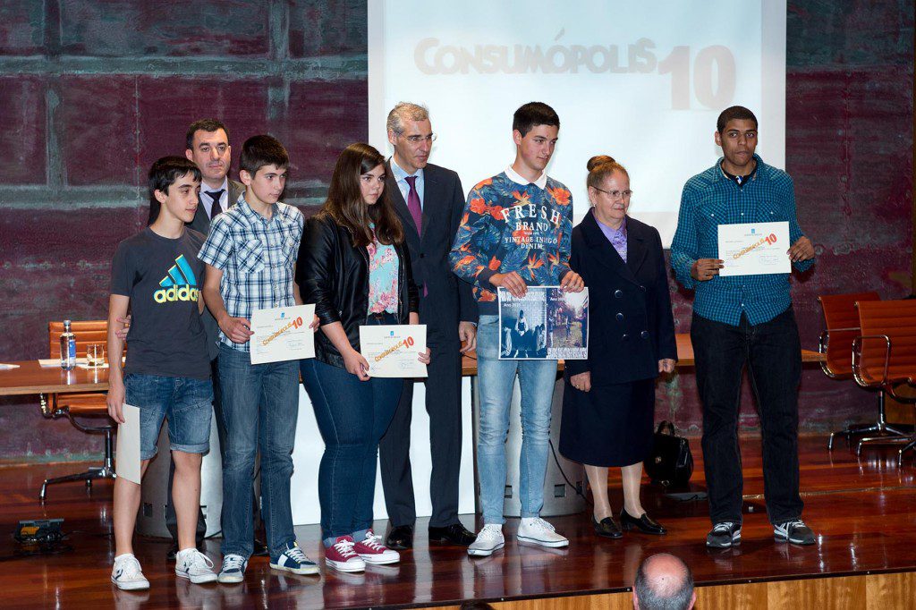 Francisco Conde e o conselleiro de Cultura, Educación e Ordenación Universitaria, Román Rodríguez, entregarán os premios do concurso escolar de consumo responsable Consumópolis. No salón de actos do Instituto Galego de Vivenda e Solo (Área Central, s/n). foto xoán crespo 26/05/15