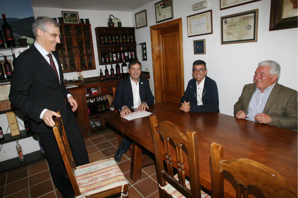 VISITA DEL CONSELLEIRO DE INDUSTRIA FRANCISCO CONDE Y LA DELEGADA TERRITORIAL DE LA XUNTA RAQUEL ARIAS A LAS BODEGAS DON BERNARDINO EN SOBER