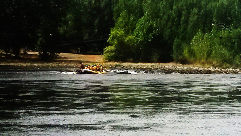llegando a los rápidos. rafting o barco