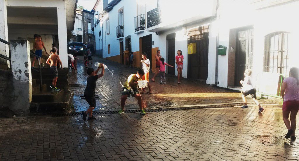 lucha_de_agua_en_a_rua_vella_de_ni_os