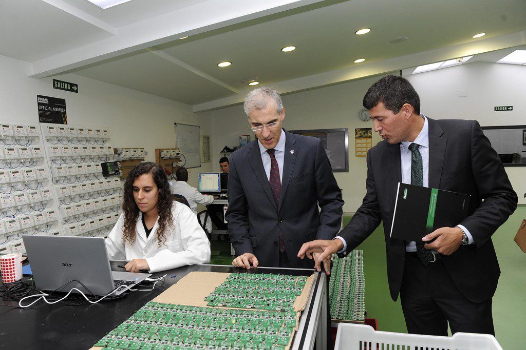 El conselleiro de Economía e Industria, Francisco Conde, visitó las instalaciones de la empresa tecnológica Telecon Galicia Foto: Moncho Fuentes / AGN