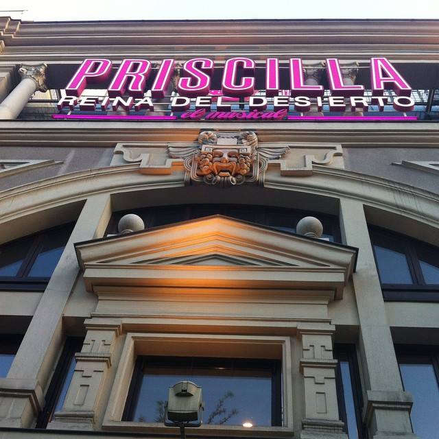 Fachada del Teatro Nuevo Alcalá con el luminoso de Priscilla