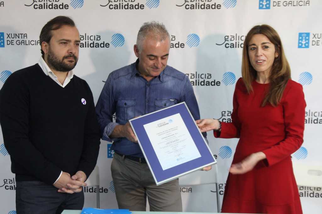 A directora xeral de Comercio, Sol Vázquez Abeal, e o xerente de Galicia Calidade, Alfonso Cabaleiro, entregarán o certificado de uso da marca Galicia Calidade a Lácteos Anzuxao.