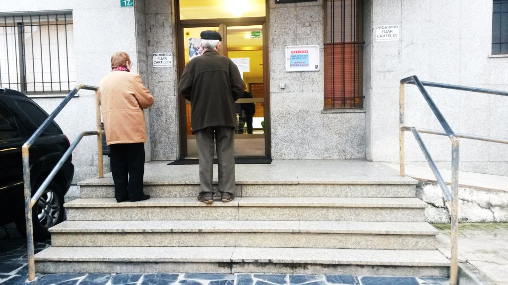 Dos personas mayores de 80 acceden por las escaleras al centro de salud de A Rúa