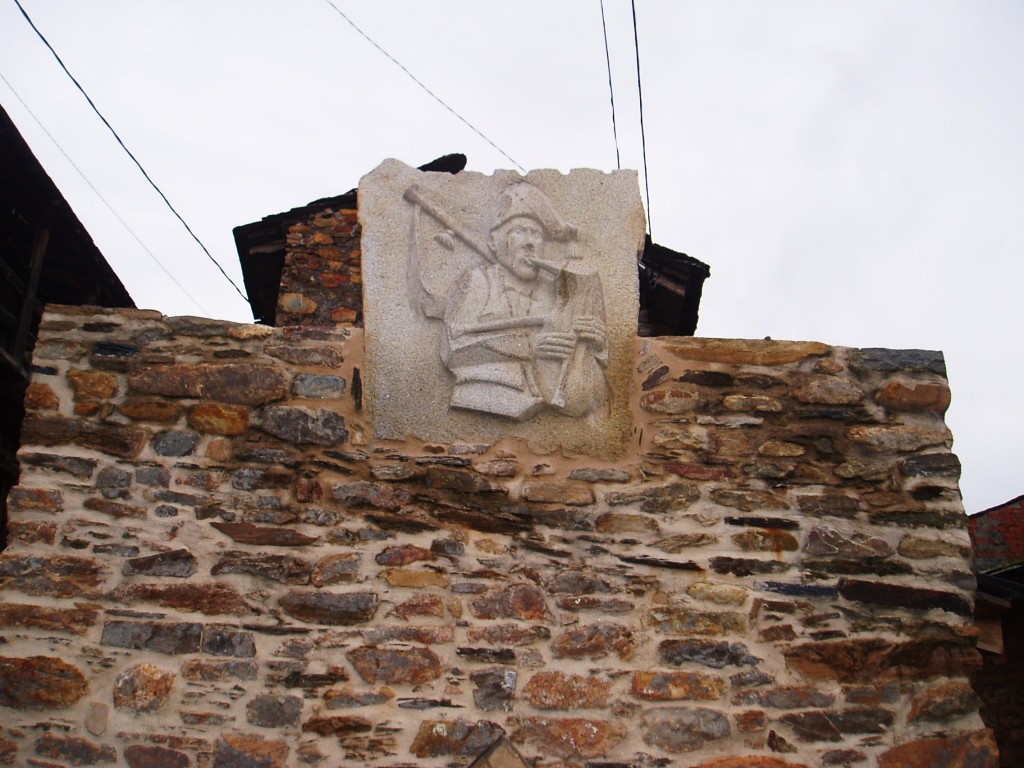 La imagen en piedra fue realizada por Rique Barreiro, artista y alcalde de Vilamartín