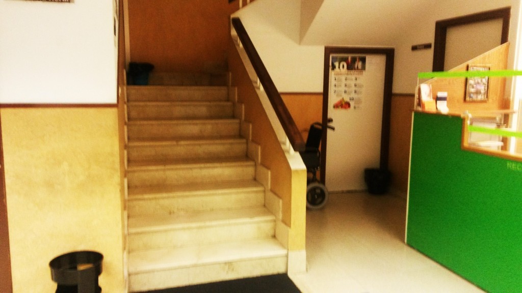 Escaleras de acceso a la primera planta del centro de salud de A Rúa