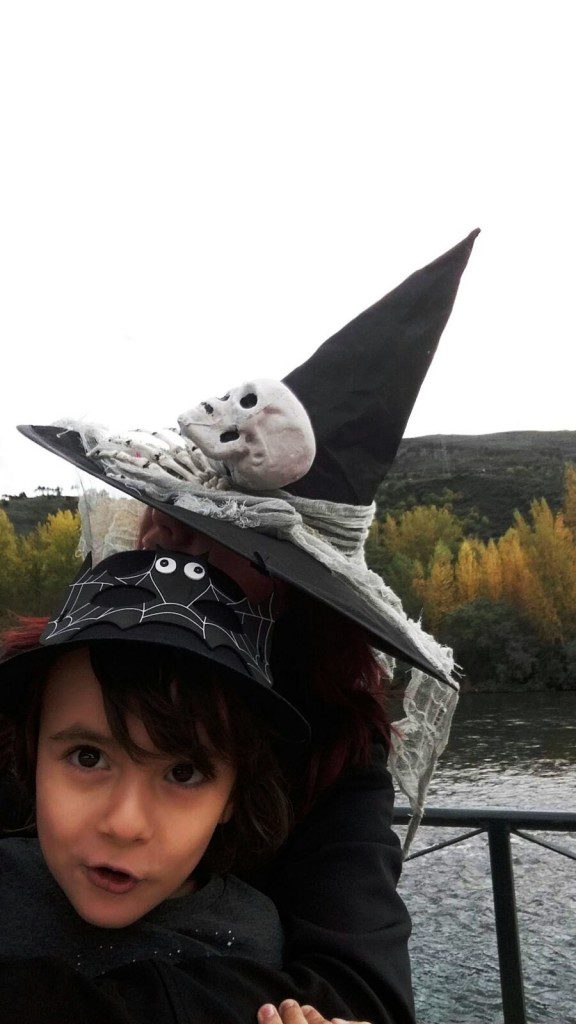 Con gorros de murciélagos y calaveras en O Malecón