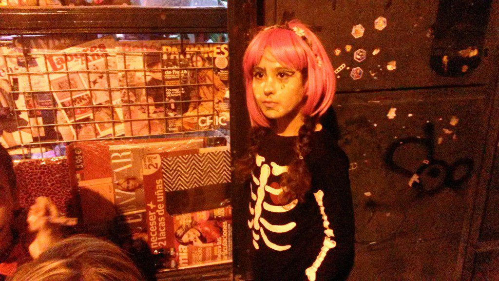 Esta niña escqueleto luce su peluca rosa