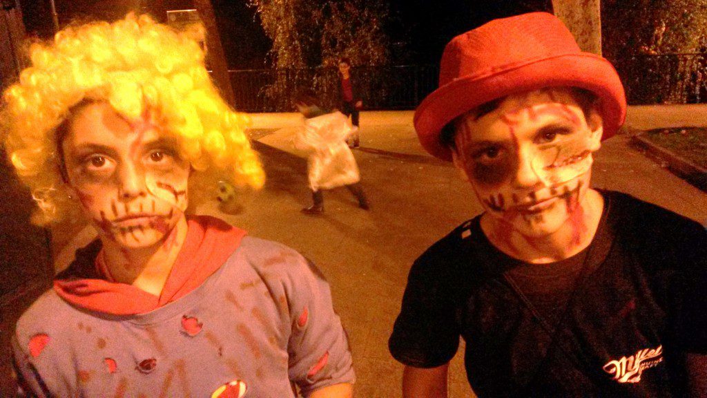 Los dos pequeños tratan de asustar