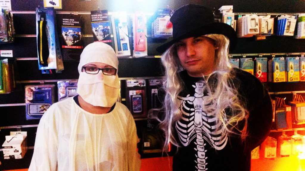 Propietario de un negocio disfrazado de esqueleto con una chica fantasma