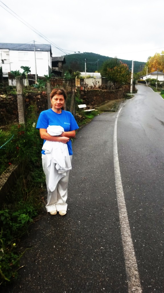 Rosa García Machado en la carretera que lleva a la bodega donde será la sesión de cuentacuentos