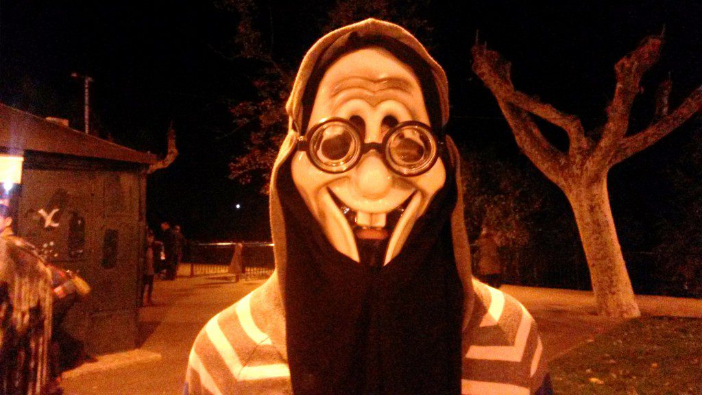 Un niño muestra su simpática careta en O Malecón