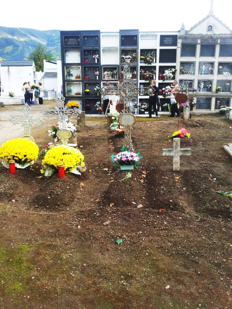 Velas y flores en el cementerio de A Rúa