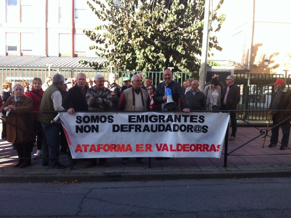 Concentración Emigrantes Retornados hoy en O Barco (09/11/2015)