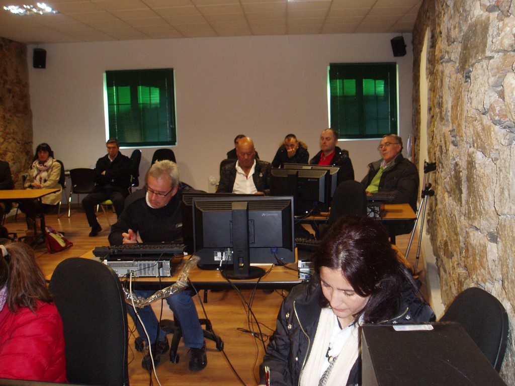 Alfredo García, José Paradelo y asistentes escuchan a Martinicorena