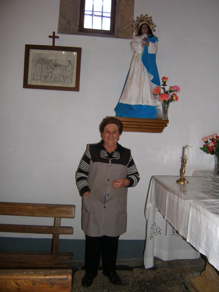 Olga Blanco con la Virgen de la Inmaculada de Roblido