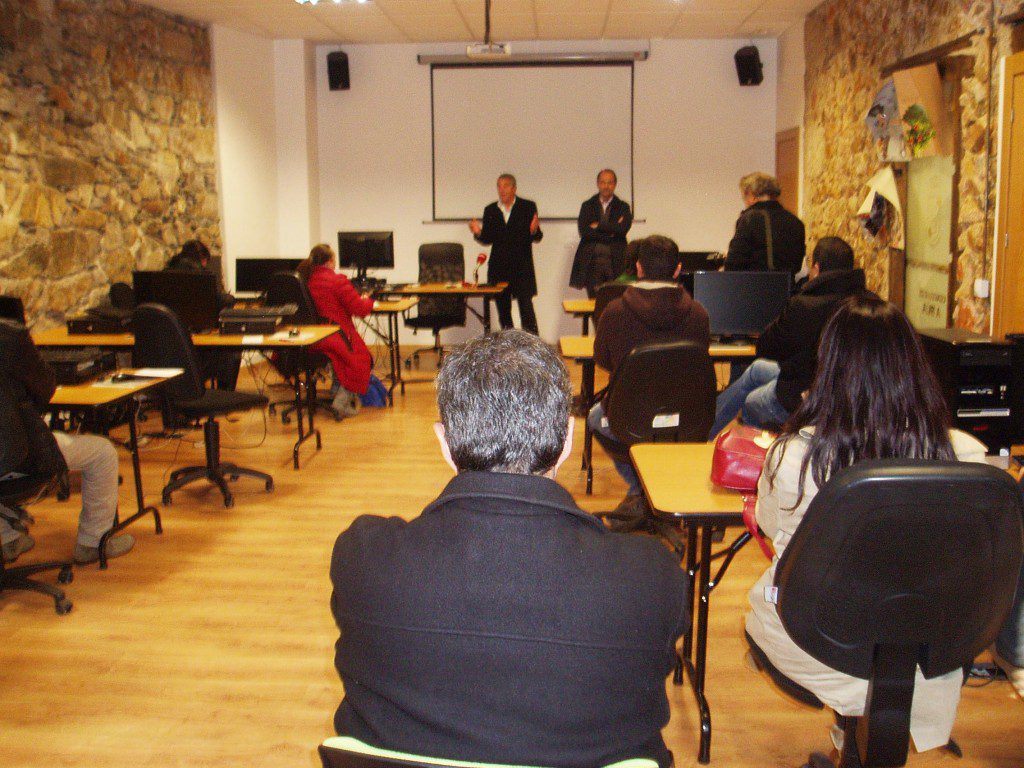 Solarat y Javier Martinicorena al fondo y los asistentes