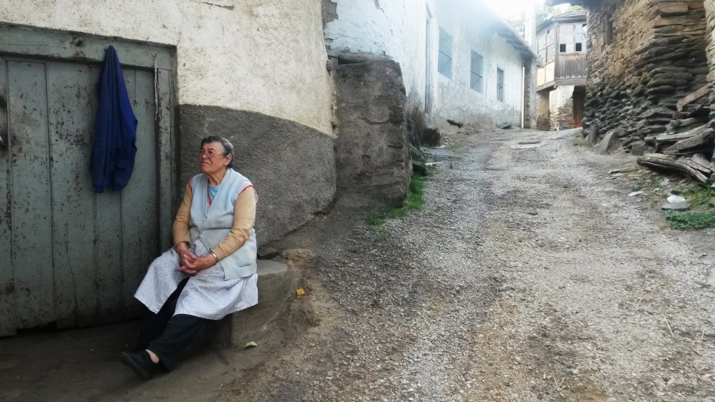 Una persona mayor en un pueblo de Vilamartín