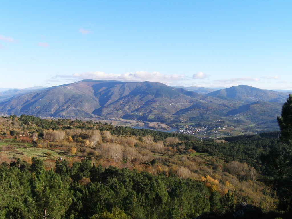 Vista de los montes de Roblido desde A Fraga, donde se atisban pueblos de todo el contorno