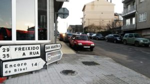 Carteles indicativos de carreteras en el centro de Viana