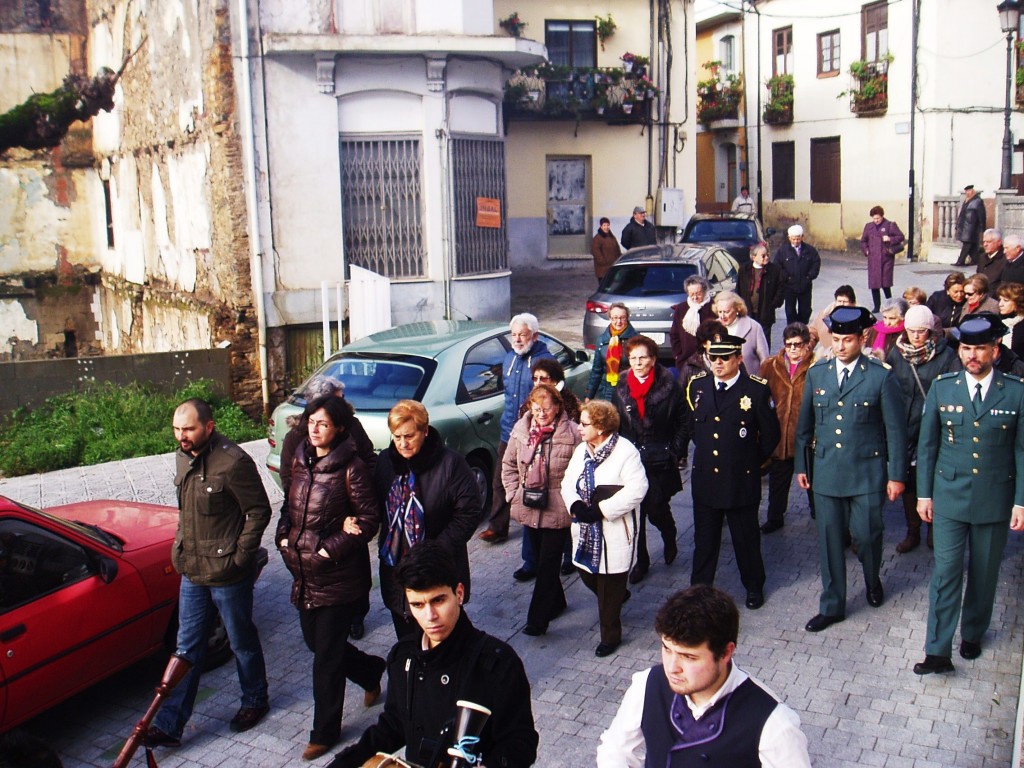 Guardia civiles, policías y vecinos en la procesión de San Mauro