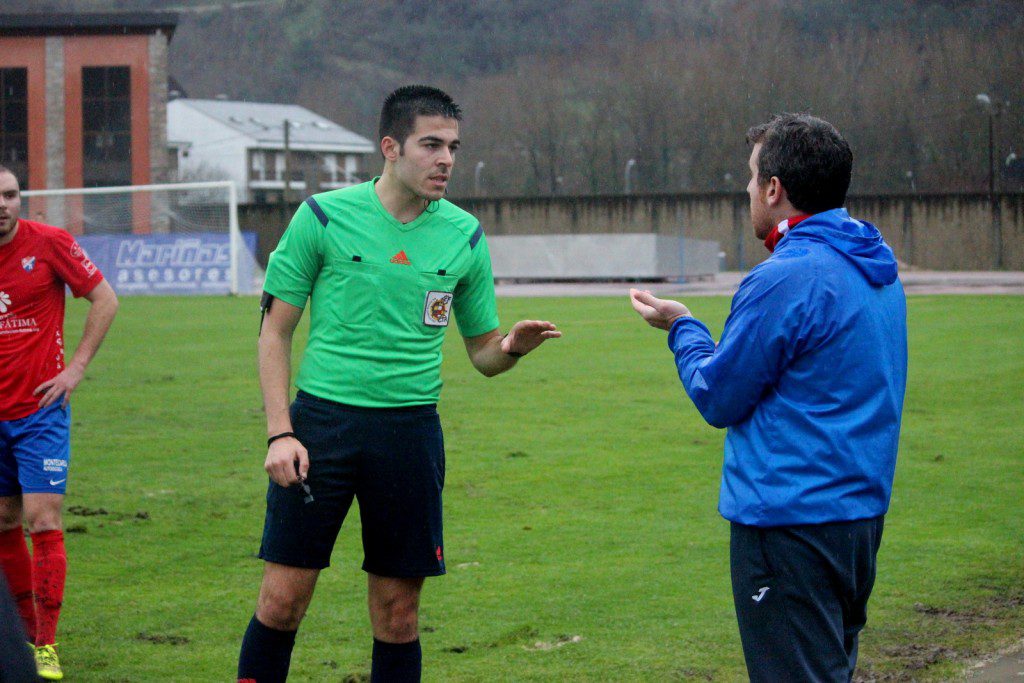 Castro Alarcón llamando la atención al técnico del Barco, Javi Rey