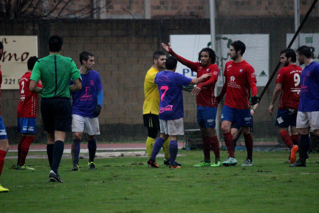 Mitogo reclama el penalti ante Castro Alarcón