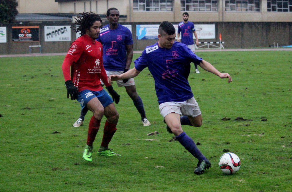 Presas despeja el balón ante la presión de Mitogo