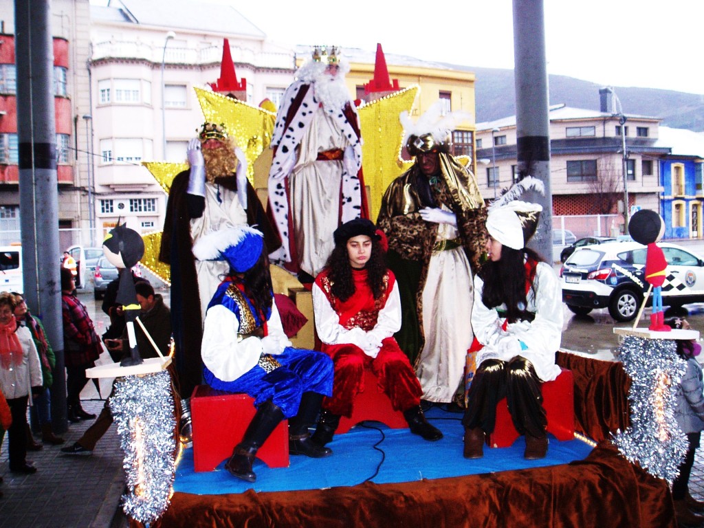 Los Reyes Magos en la carroza, en la estación de autobuses de A Rúa