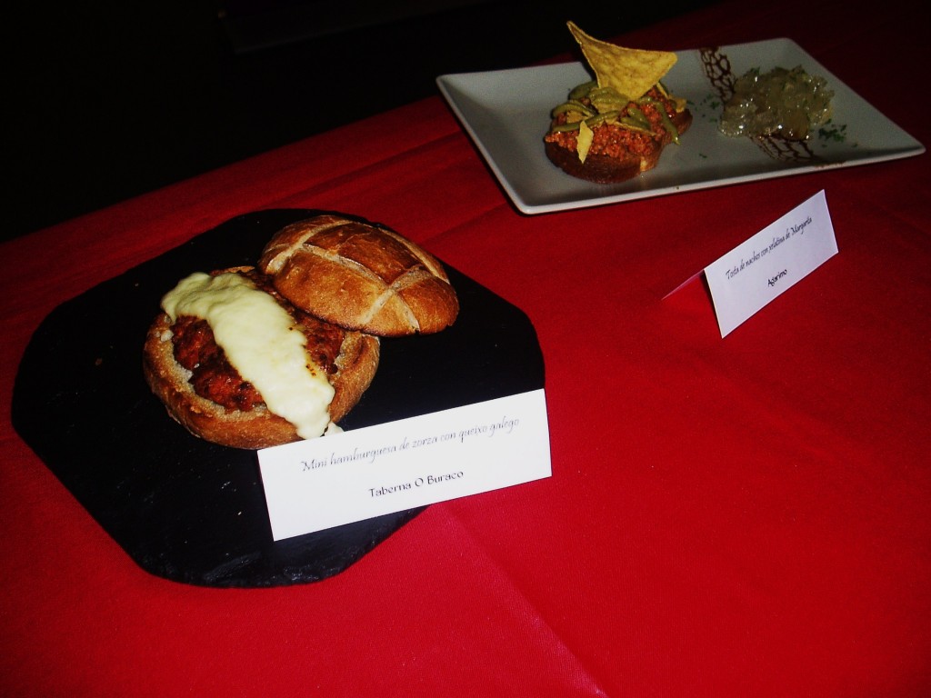 Mini hamburguesa de zorza con queixo galego y Tosta de nachos con xelatina de Margarita