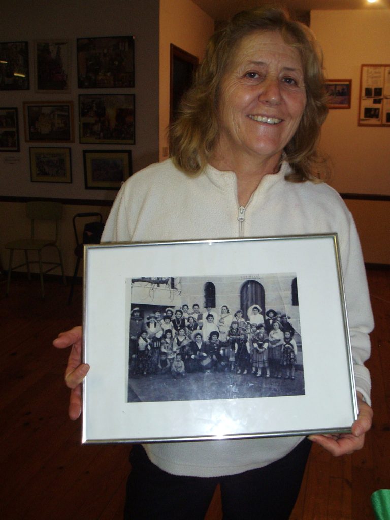 Carmen Álvarez muestra una foto de la comparsa de hace más de 50 años