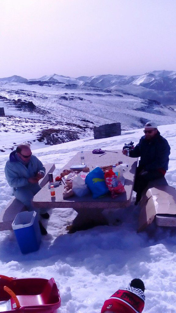 Comiendo en un merendero de Trevinca