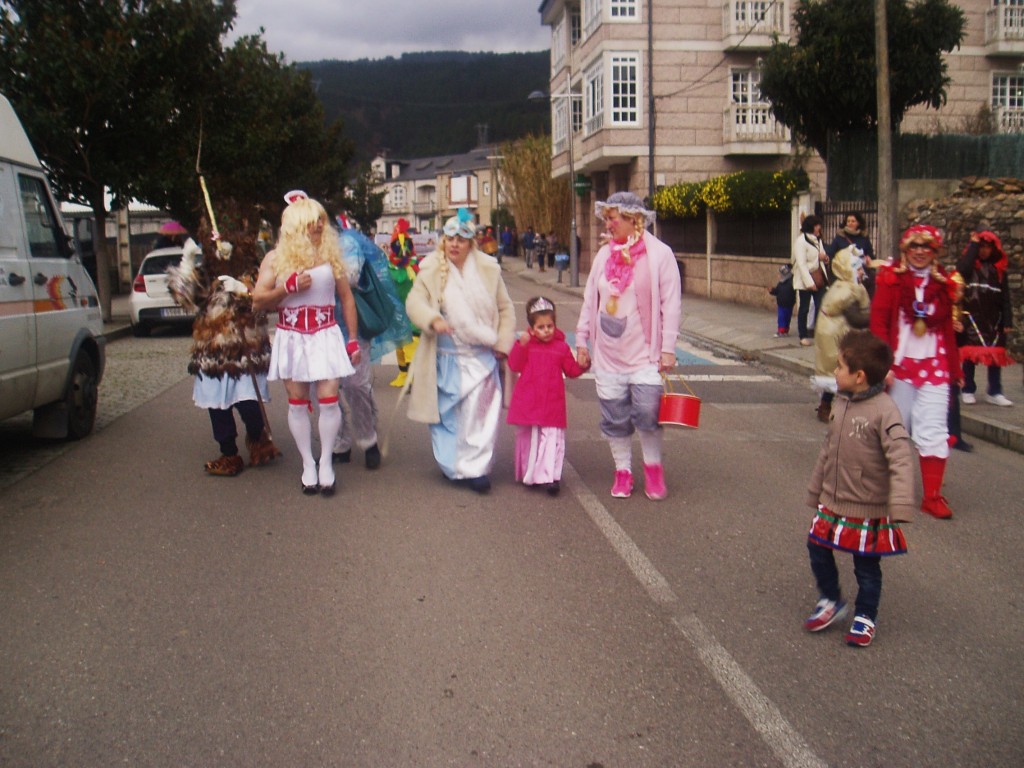 Desfile por las calles de Vilamartín