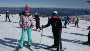 Dos vecinas de A Rüa esquiando en Manzaneda