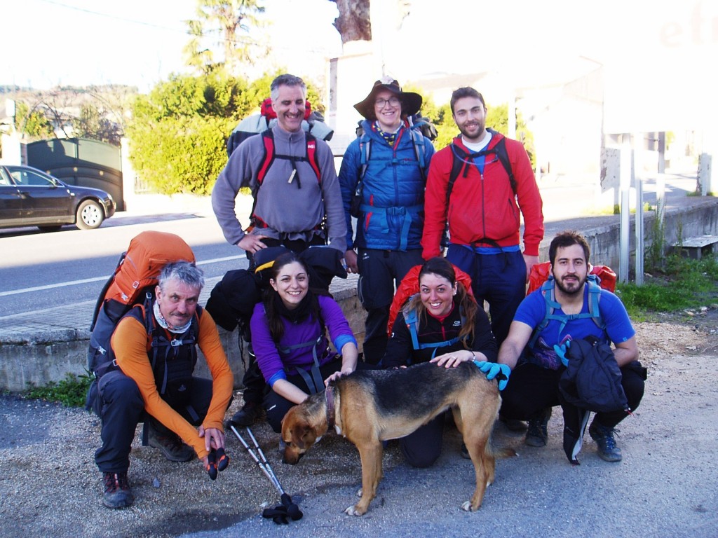 El grupo de peregrinos posa en A Rúa con el perro