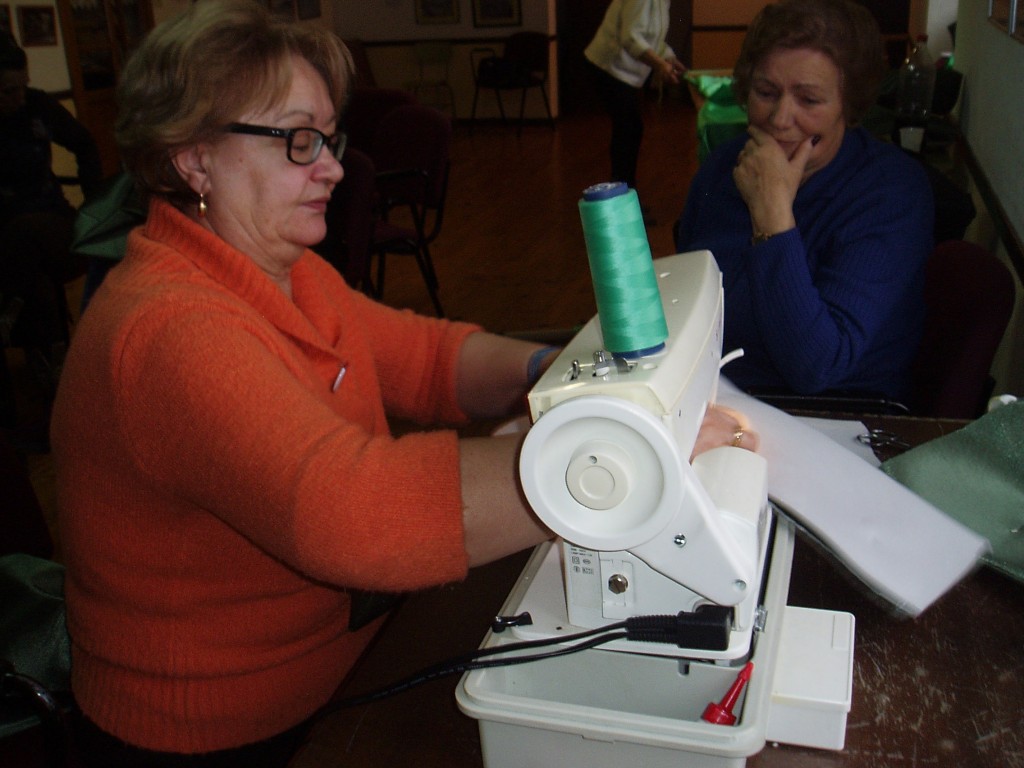 Empleando la máquina de coser
