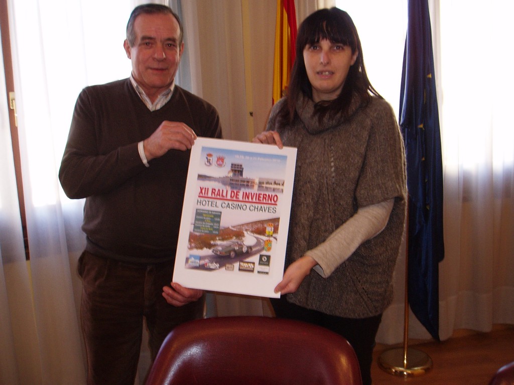 José Rodríguez y María Albert con el cartel del Rali de Invierno