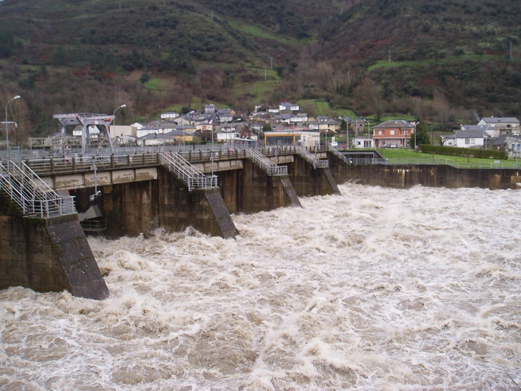 La presa de Valencia do Sil (Vilamertín) echa agua con mucha fuerza
