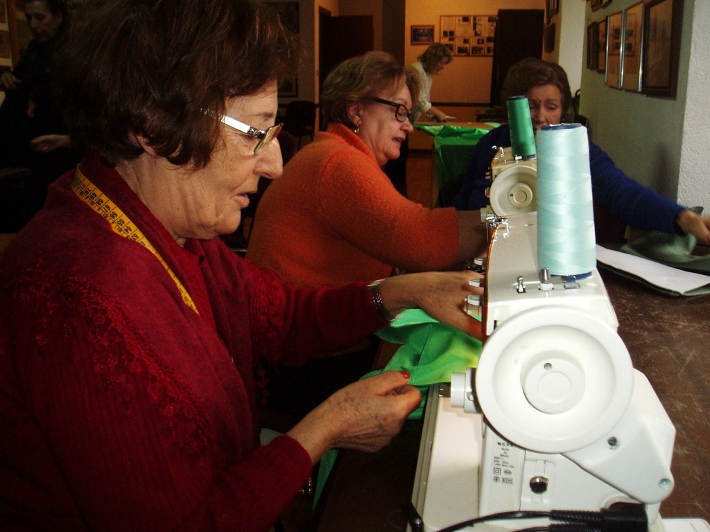 Las mujeres cosen a máquina una parte de los disfraces
