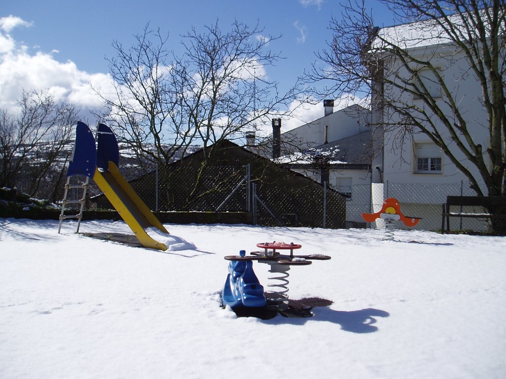 Parque infantil de O Bolo lleno de nieve