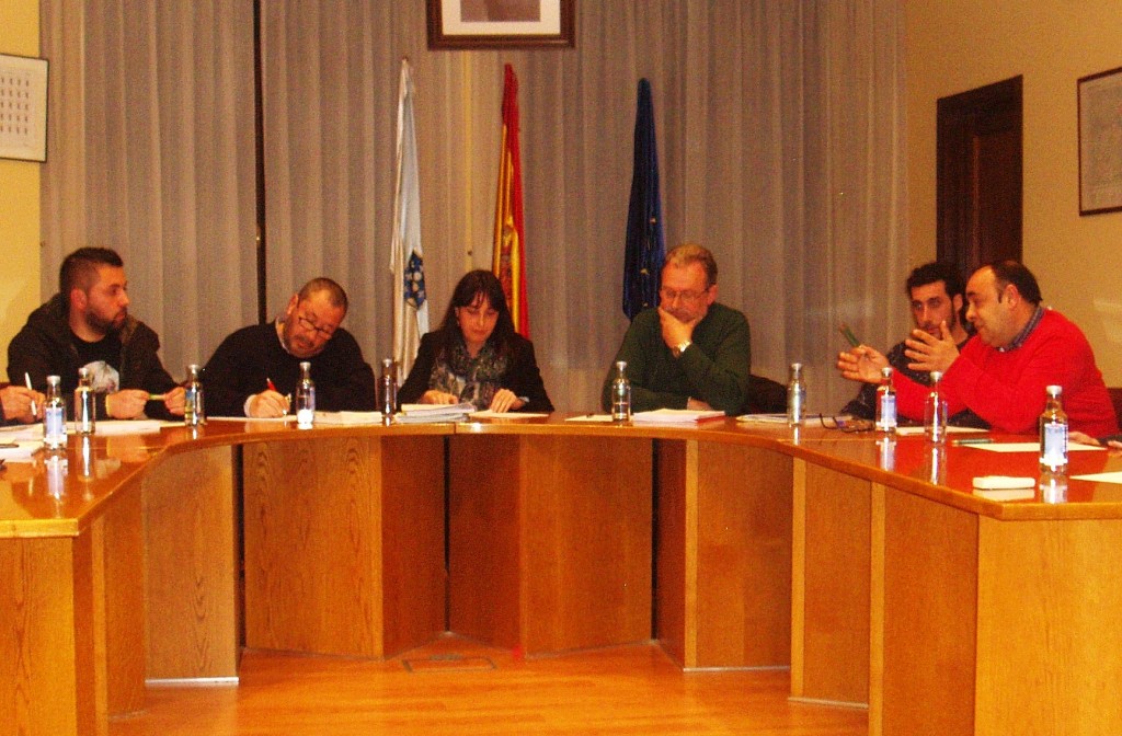 El nacionalista Avelino Fernández (a la derecha)  responde en el pleno  a Diego López (PP)  (a la derecha)