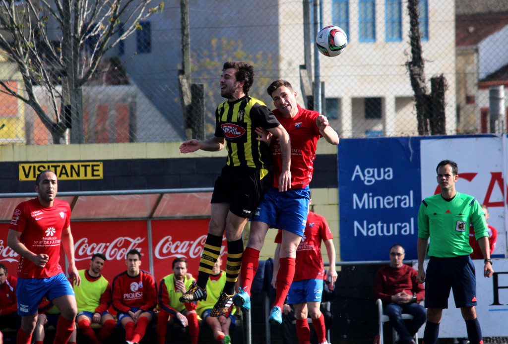 Borja y Vilas luchan por el balón de cabeza