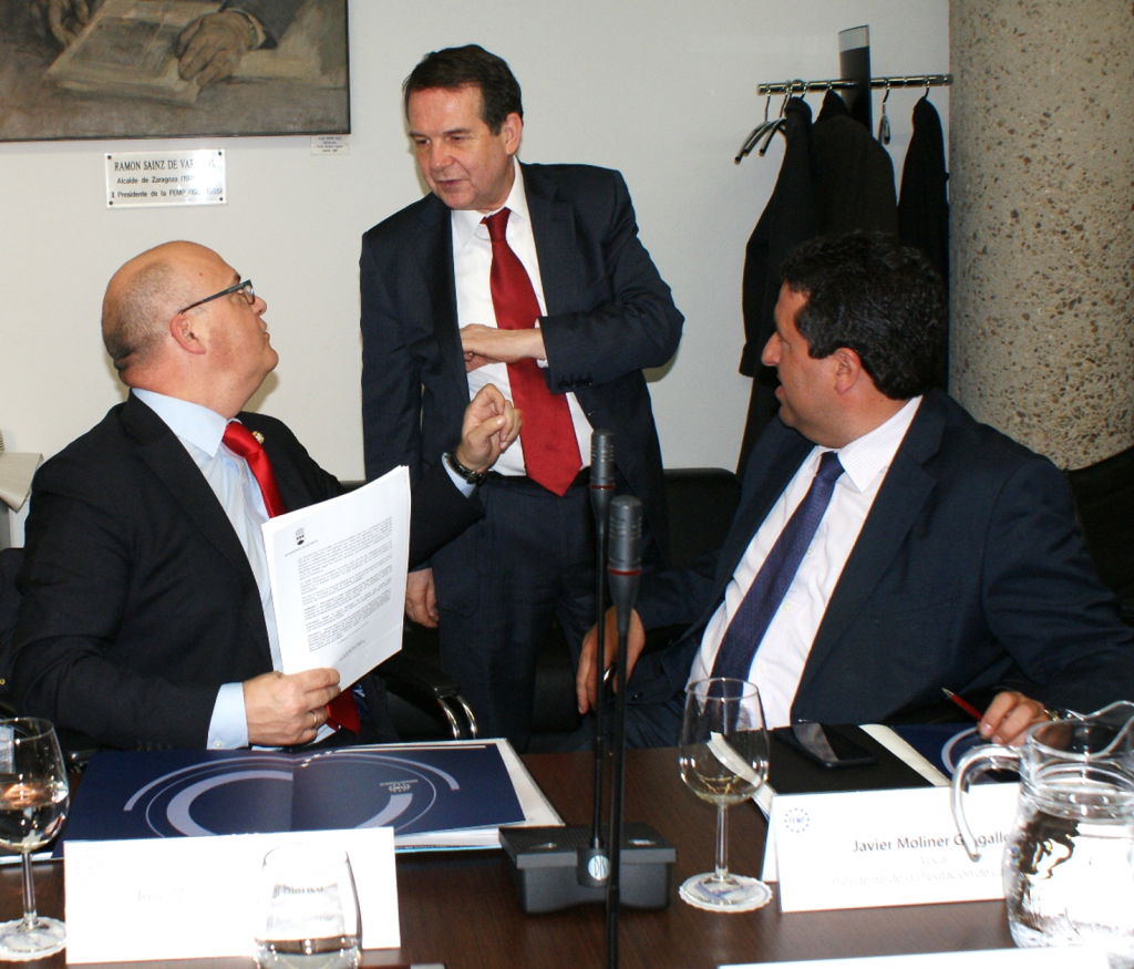 Manuel Baltar, con Abel Caballero, presidente da FEMP, e Javier Moliner, presidente da Deputación de Castellón