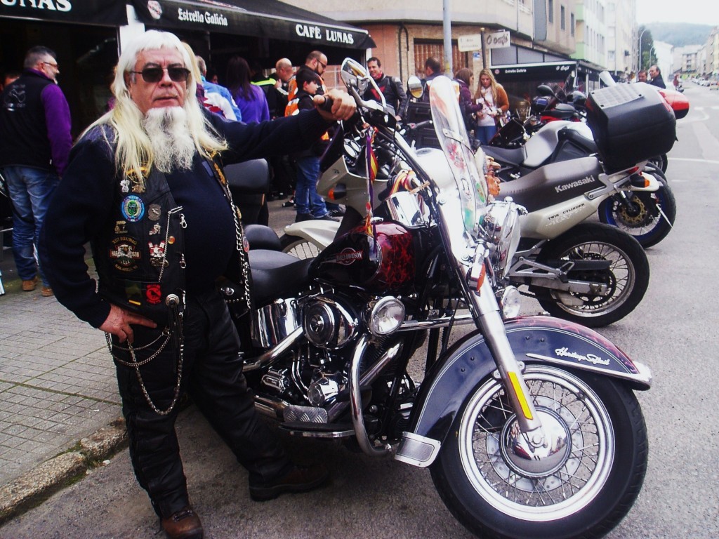 Hilario García Ortega, motero veterano con su moto